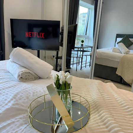 Kayz Lodge- Luxury Ensuite-Private & Shared Accommodation In A New House At The Olympic Village Overlooking Stratford Westfield And Tube Station Londra Dış mekan fotoğraf