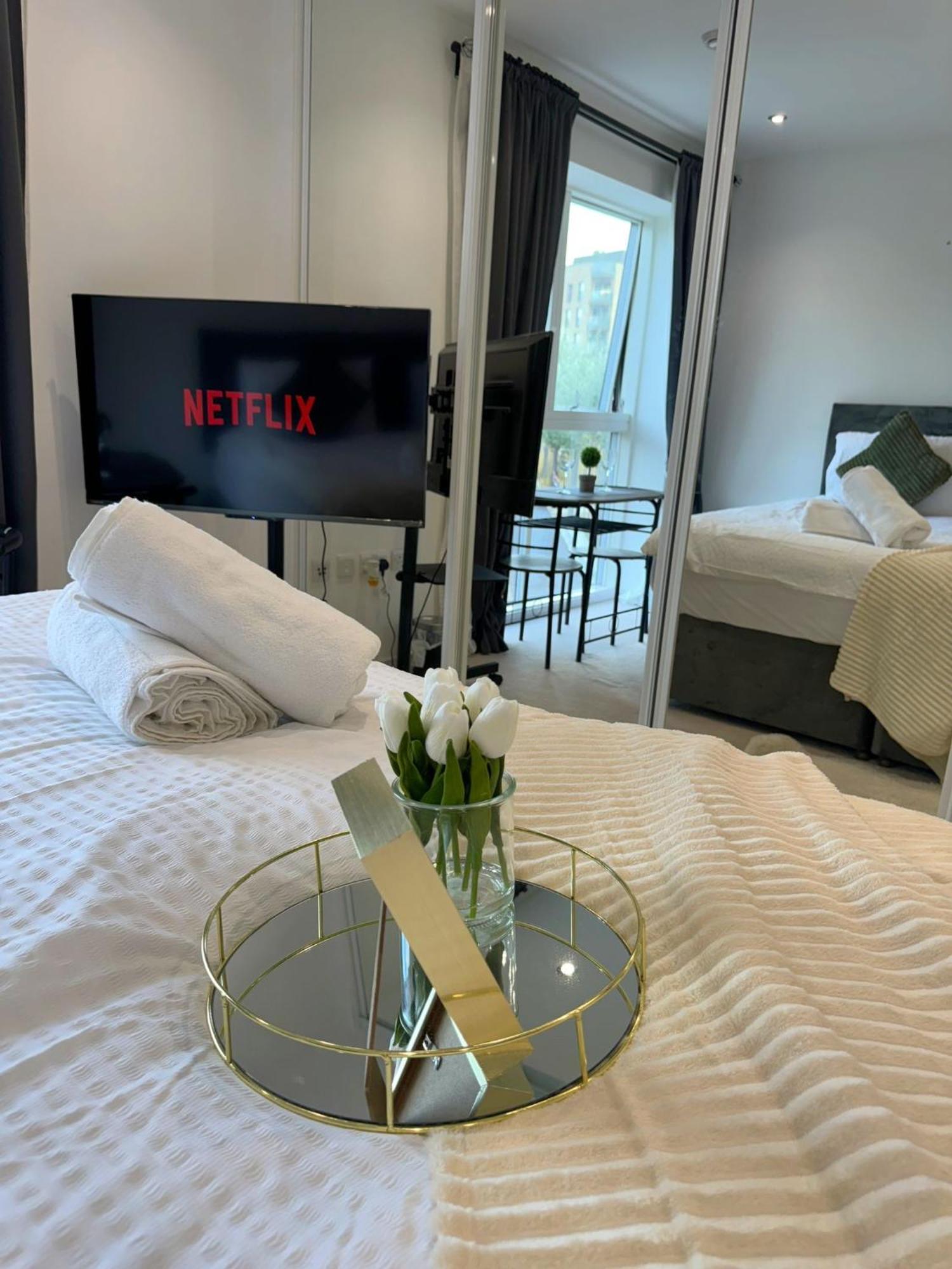 Kayz Lodge- Luxury Ensuite-Private & Shared Accommodation In A New House At The Olympic Village Overlooking Stratford Westfield And Tube Station Londra Dış mekan fotoğraf