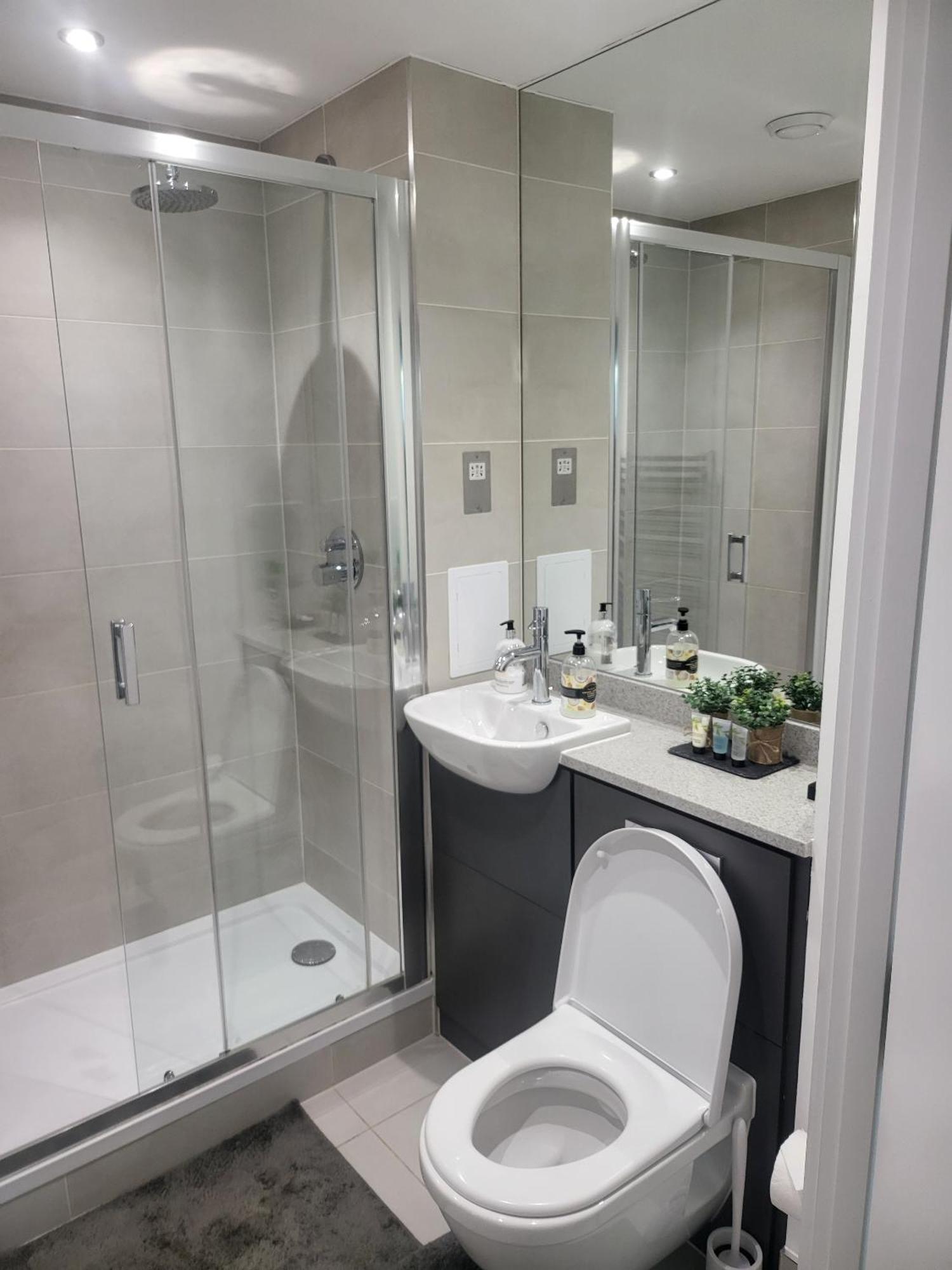 Kayz Lodge- Luxury Ensuite-Private & Shared Accommodation In A New House At The Olympic Village Overlooking Stratford Westfield And Tube Station Londra Oda fotoğraf