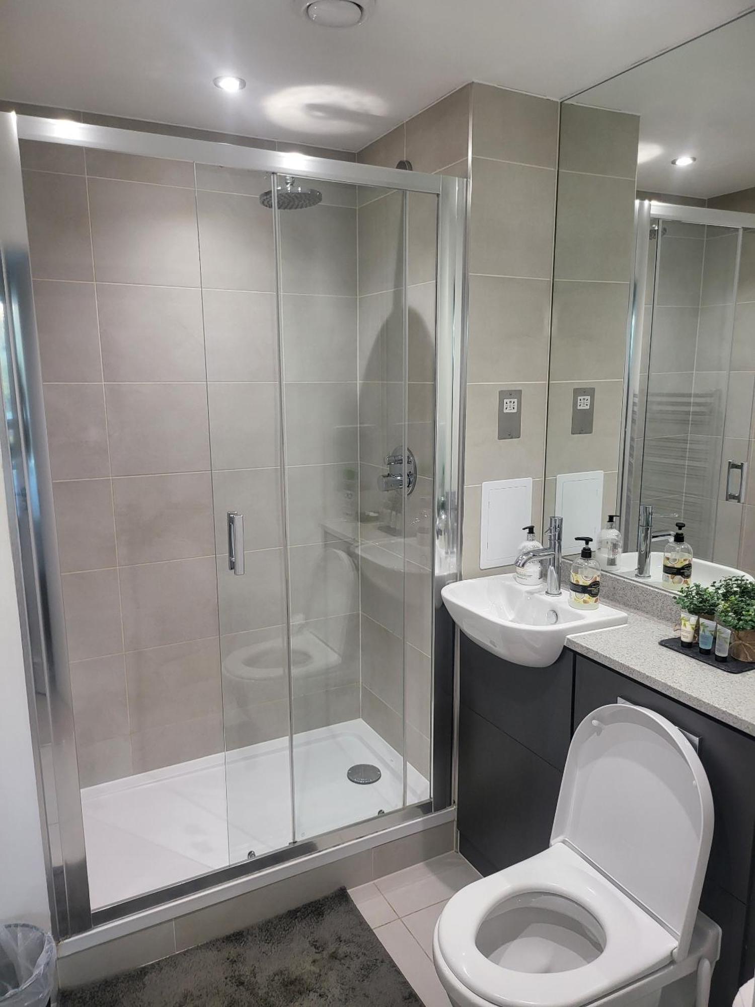 Kayz Lodge- Luxury Ensuite-Private & Shared Accommodation In A New House At The Olympic Village Overlooking Stratford Westfield And Tube Station Londra Oda fotoğraf