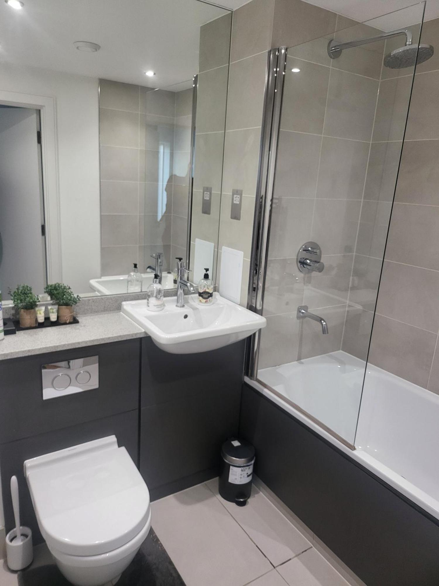 Kayz Lodge- Luxury Ensuite-Private & Shared Accommodation In A New House At The Olympic Village Overlooking Stratford Westfield And Tube Station Londra Oda fotoğraf